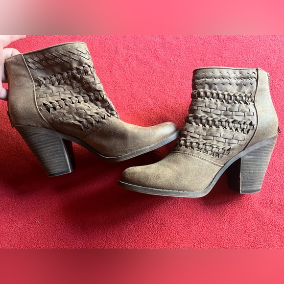 Women’s Fergie brand brown booties size 9 - Picture 1 of 6